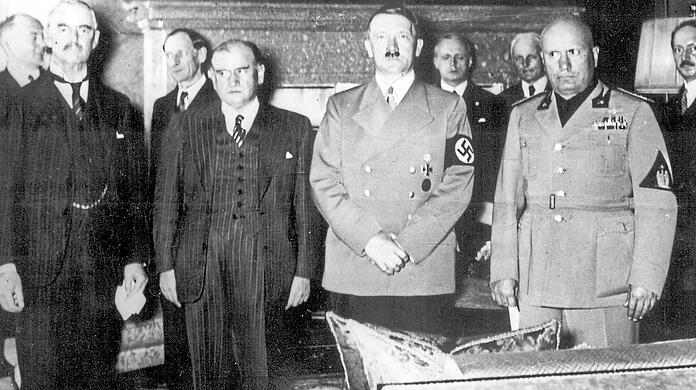 Nachgeben gegenüber der diktatorischen Gewalt bringt keinen Frieden:  Adolf Hitler zwischen Arthur Neville Chamberlain (Großbritannien), Édouard Daladier (Frankreich) und Benito Mussolini (Italien) nach der Unterzeichnung des Münchner Abkommens von 1938, mit dem eine von Hitler provozierte Krise beendet wurde. Den von Hitler gewollten Krieg verhinderte es nicht.