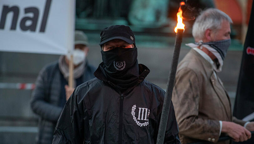 Ein Anhänger der Partei "III. Weg". (Archivbild)