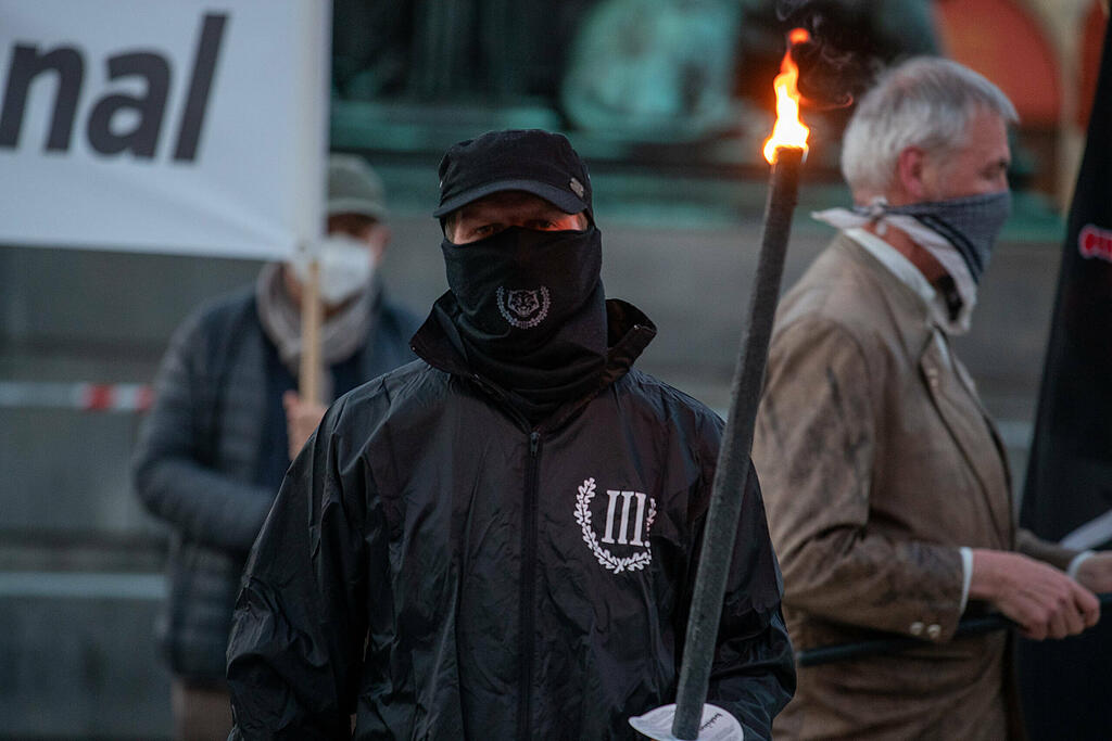 Hängt die Grünen! Münchner Polizei hängt Wahlplakate von rechtsextremer ...