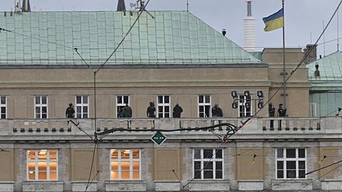 Polizisten stehen auf dem Balkon am Gebäude der Philosophischen Fakultät in Prag.