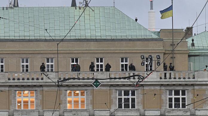 Polizisten stehen auf dem Balkon am Gebäude der Philosophischen Fakultät in Prag.