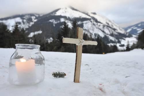 An der Unglücksstelle, da wo sich blaue und rote Piste kreuzen, haben Skifahrer ein kleines Kreuz aufgestellt, zum Gedenken an die Tote.dpa