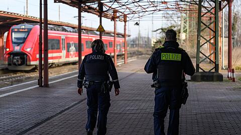 Stationäre Grenzkontrollen sind im Schengen-Raum eigentlich nicht vorgesehen und müssen, da wo sie trotzdem eingerichtet werden, bei der EU-Kommission angemeldet werden. (Archivfoto)