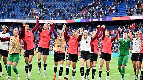 Die deutschen Fußballerinnen feiern den 2:1-Sieg gegen Dänemark.
