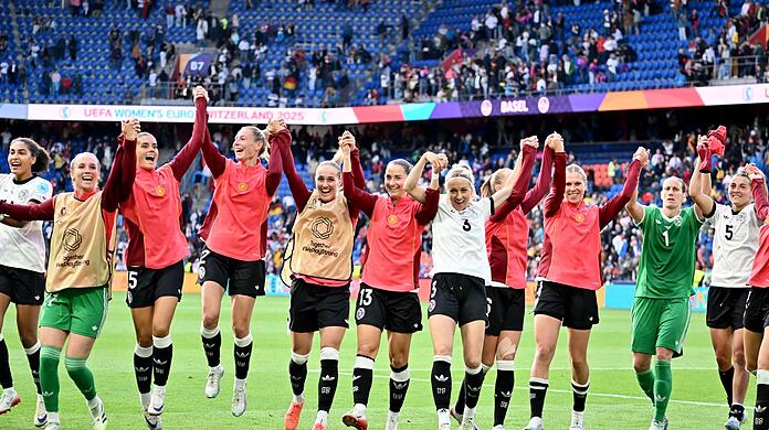 Die deutschen Fußballerinnen feiern den 2:1-Sieg gegen Dänemark.