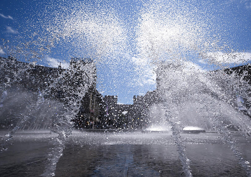 Der Springbrunnen am Stachus. Hitze und Trockenheit lassen in München den Wasserverbrauch steigen. Viele Brunnen laufen aber weiter. Der Springbrunnen am Stachus. Hitze und Trockenheit lassen in München den Wasserverbrauch steigen. Viele Brunnen laufen aber weiter.