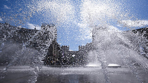 Der Springbrunnen am Stachus. Hitze und Trockenheit lassen in M&uuml;nchen den Wasserverbrauch steigen. Viele Brunnen laufen aber weiter.