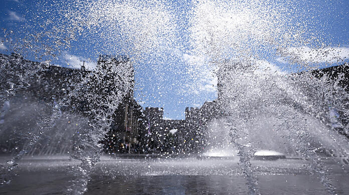 Der Springbrunnen am Stachus. Hitze und Trockenheit lassen in München den Wasserverbrauch steigen. Viele Brunnen laufen aber weiter. Der Springbrunnen am Stachus. Hitze und Trockenheit lassen in München den Wasserverbrauch steigen. Viele Brunnen laufen aber weiter.