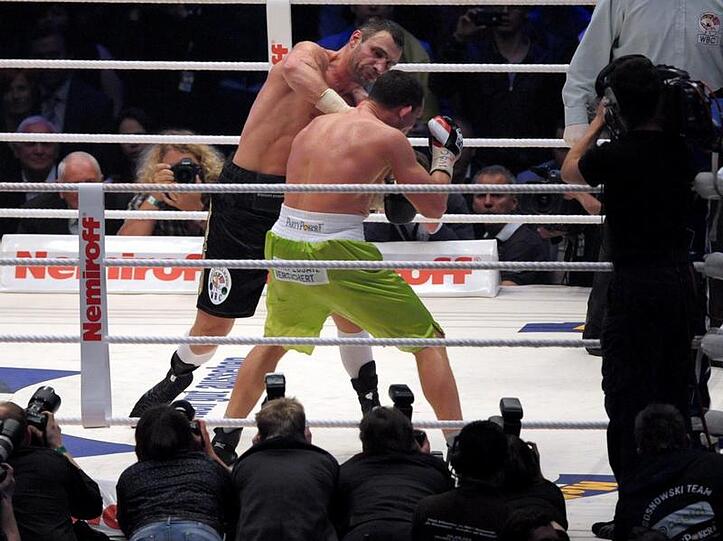 Da hat es Bumms gemacht: Vitali Klitschko (l.) verprügelt Albert Sosnowski.