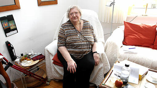 Gefangen in der eigenen Wohnung: Rentnerin Leonore Kasberger (83). Gefangen in der eigenen Wohnung: Rentnerin Leonore Kasberger (83).