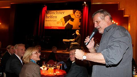 Zum Schluss seines Auftritts verlässt Konstantin Wecker die Bühne und singt direkt im Publikum &ndash; einer der Höhepunkte des Gala-Abends.