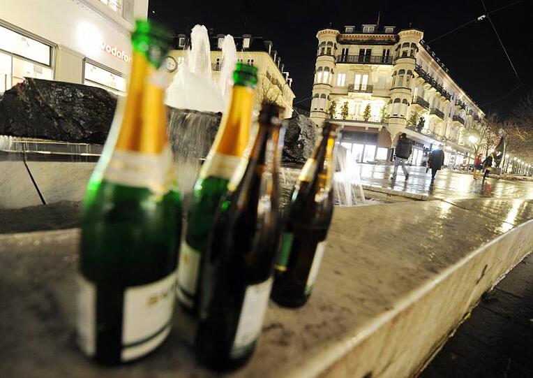 An Silvester fließt der Sekt nicht nur bei den Erwachsenen. Einige Jungendliche trinken sich beim Feiern ins Koma.