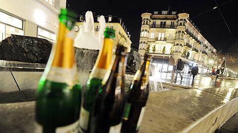 An Silvester fließt der Sekt nicht nur bei den Erwachsenen. Einige Jungendliche trinken sich beim Feiern ins Koma.