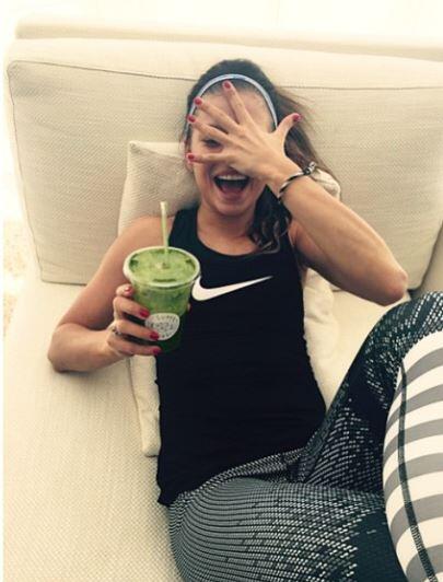 Anna Lewandowska achtet auf ihre Ernährung und trinkt regelmäßig einen grünen Smoothie.