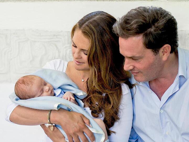 Mit diesem Foto präsentierten sie im Juli ihr Familienglück: Prinzessin Madeleine von Schweden mit Ehemann Christopher O'Neill und Baby Nicolas - Schwester Leonore fehlt auf dem Foto