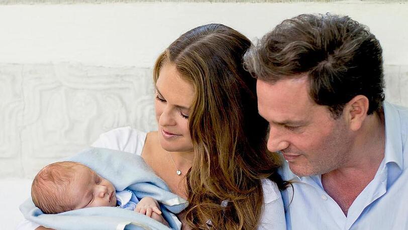 Mit diesem Foto präsentierten sie im Juli ihr Familienglück: Prinzessin Madeleine von Schweden mit Ehemann Christopher O'Neill und Baby Nicolas - Schwester Leonore fehlt auf dem Foto Mit diesem Foto präsentierten sie im Juli ihr Familienglück: Prinzessin Madeleine von Schweden mit Ehemann Christopher O'Neill und Baby Nicolas - Schwester Leonore fehlt auf dem Foto