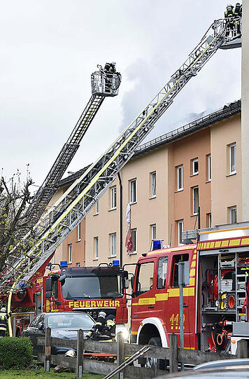Feuer in einem Rosenheimer Mehrfamilienhaus. Die Bilder vom dramatischen Einsatz.