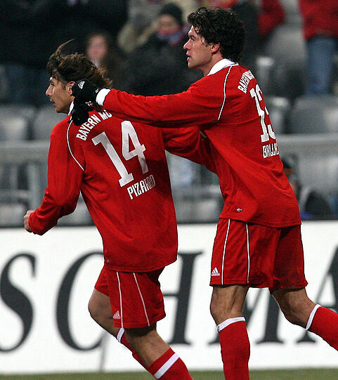 24. Januar 2006: Beim ersten Auftritt im WM-Jahr muss der FC Bayern gleich eine Extraschicht einlegen. Im Pokal-Viertelfinale gegen den 1. FSV Mainz 05 rettet Claudio Pizarro - hier im Bild mit Michael Ballack (rechts) - die Münchner mit seinem Ausgleich spät in die Verlängerung.