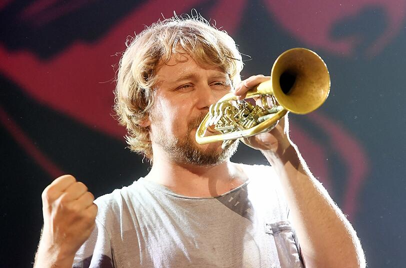 Mit Körpereinsatz an der Trompete: LaBrassBanda-Frontmann Stefan Dettl.