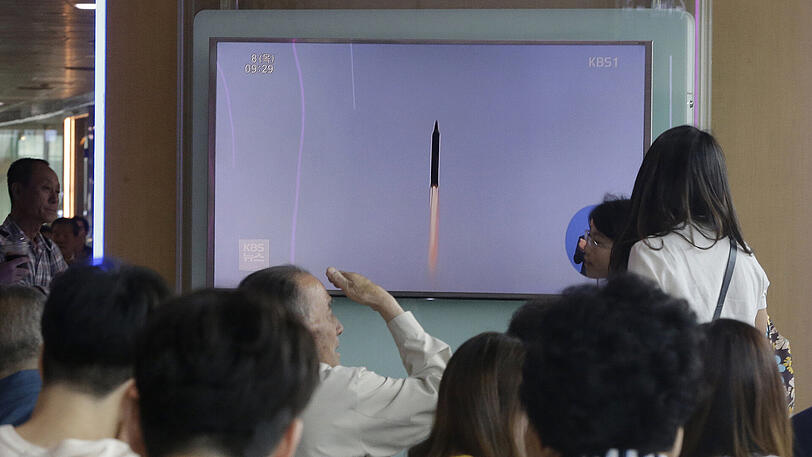 Passanten sehen in Seoul in einer Bahn-Station auf einem TV-Gerät Archivbilder einer von Nordkorea abgefeuerten Rakete. Nordkorea hat nach Angaben Südkoreas mehrere Marschflugkörper zu Testzwecken in Richtung offenes Meer abgefeuert.