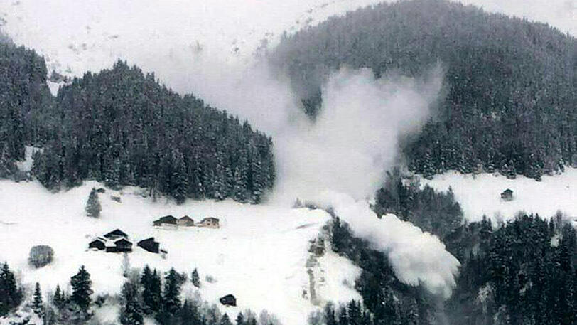 Eine Lawine geht am Wochenende in See (Österreich) ab. Auch am Dienstag ist die Lawinengefahr in den Alpen noch groß.