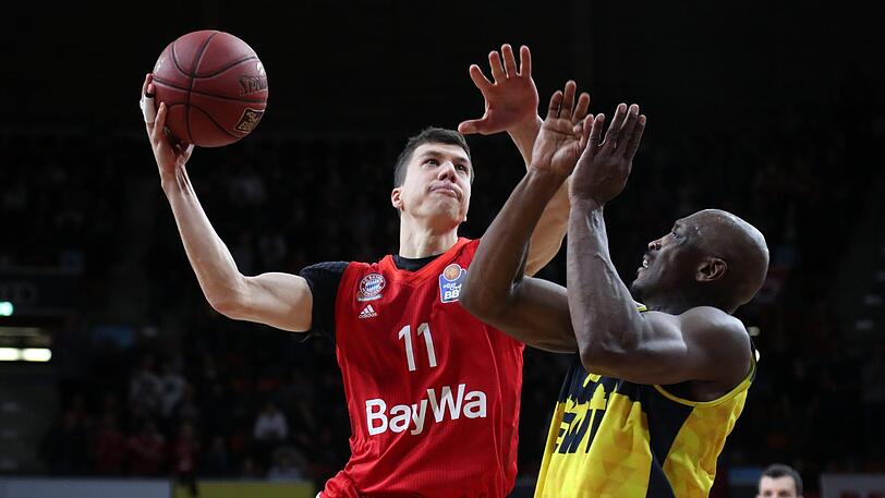 Pausieren derzeit: Die Bayern-Basketballer um Lucic (l.).
