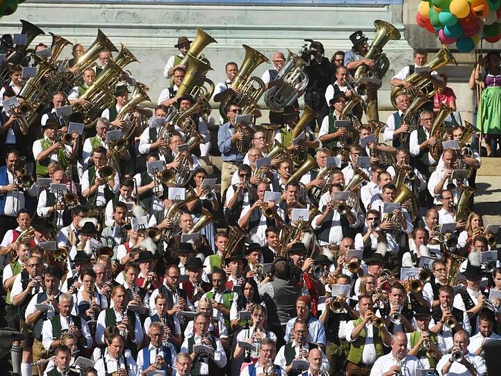 Platzkonzert der Wiesenwirte auf dem Oktoberfest.