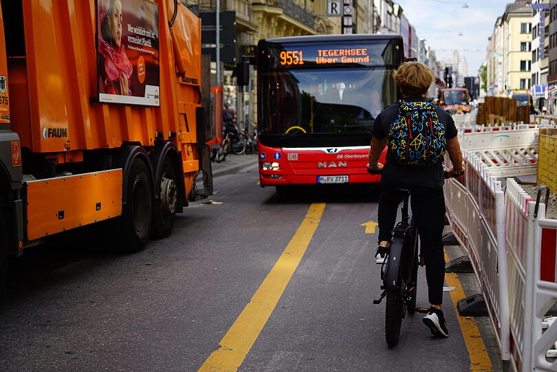 Müllmänner, die ihre Arbeit verrichten. Ein Bus, der auf dem Radweg steht und dennoch nicht durchkommt. Ein verwunderter Fahrradfahrer, der nicht weiterkommt.