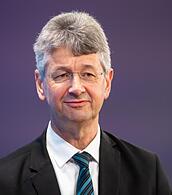 Michael Piazolo (Freie Wähler), Kultusminister von Bayern, schaut in die Runde.