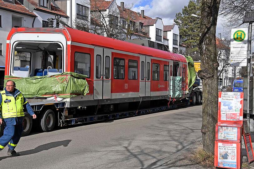 Am Samstag ist das Wrack des südlichen Triebkopfes auf einen Spezial-Tieflader verladen und über die B 11 und durch München zur Firma Schmidbauer nach Gräfelfing transportiert worden.