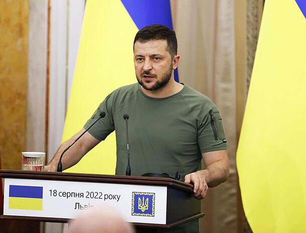 Mit Blick auf ein halbes Jahr Krieg, hat Selenskyj die Ukrainer auf einen harten Kampf eingeschworen. Mit Blick auf ein halbes Jahr Krieg, hat Selenskyj die Ukrainer auf einen harten Kampf eingeschworen.