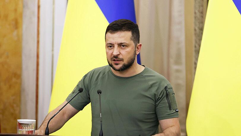 Mit Blick auf ein halbes Jahr Krieg, hat Selenskyj die Ukrainer auf einen harten Kampf eingeschworen.