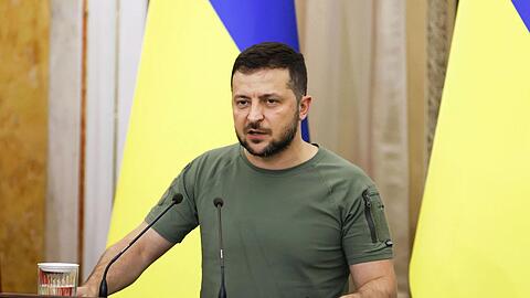 Mit Blick auf ein halbes Jahr Krieg, hat Selenskyj die Ukrainer auf einen harten Kampf eingeschworen.
