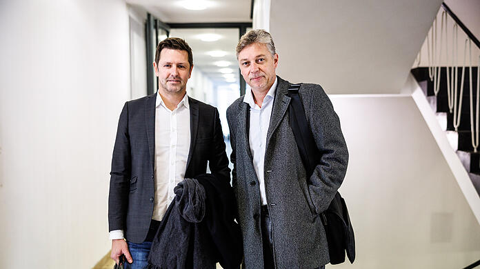 Ein Mieter (l) steht vor Beginn eines Prozesses wegen der Aufnahme von ukrainischen Flüchtlingen mit seinem Rechtsanwalt Stephan Immerfall vor einem Gerichtssaal im Amtsgericht. Der Mieter hatte in seinem gemieteten Haus eine Ukrainerin und ihre 15-jährige Enkelin ohne Zustimmung der Vermieter wohnen lassen. Im Prozess geht es um die Frage, ob die Eigentümer der Wohnraumüberlassung zustimmen müssen, wenn es um humanitäre Hilfe geht. (Der Mieter wollte namentlich nicht genannt werden).