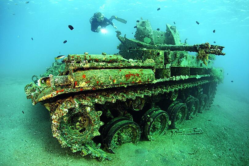 Makabrer Taucher-Tummelplatz: Dieser amerikanische M42 "Duster"-Flugabwehrpanzer gehört zu den bekanntesten Unterwasser-Attraktionen vor der Küste der jordanischen Stadt Aqaba. Wer nun rätselt, bei welchem Krieg der "Duster" in den Ozean gerollt sein könnte, liegt falsch: Der Panzer wurde 1999 auf Geheiß von König Abdullah II. - selbst ein begeisterter Taucher - im Meer versenkt, um Wassersport-Touristen anzulocken. Der Plan ging auf: Wer heute vor Jordanien taucht, kommt an einem Trip zu "The Tank" kaum vorbei - zumal das ausgediente Kriegsgerät in einer auch für Anfänger erreichbaren Tiefe von nur sechs Metern zu finden ist.