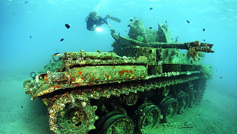 Makabrer Taucher-Tummelplatz: Dieser amerikanische M42 "Duster"-Flugabwehrpanzer gehört zu den bekanntesten Unterwasser-Attraktionen vor der Küste der jordanischen Stadt Aqaba. Wer nun rätselt, bei welchem Krieg der "Duster" in den Ozean gerollt sein könnte, liegt falsch: Der Panzer wurde 1999 auf Geheiß von König Abdullah II. - selbst ein begeisterter Taucher - im Meer versenkt, um Wassersport-Touristen anzulocken. Der Plan ging auf: Wer heute vor Jordanien taucht, kommt an einem Trip zu "The Tank" kaum vorbei - zumal das ausgediente Kriegsgerät in einer auch für Anfänger erreichbaren Tiefe von nur sechs Metern zu finden ist. Makabrer Taucher-Tummelplatz: Dieser amerikanische M42 "Duster"-Flugabwehrpanzer gehört zu den bekanntesten Unterwasser-Attraktionen vor der Küste der jordanischen Stadt Aqaba. Wer nun rätselt, bei welchem Krieg der "Duster" in den Ozean gerollt sein könnte, liegt falsch: Der Panzer wurde 1999 auf Geheiß von König Abdullah II. - selbst ein begeisterter Taucher - im Meer versenkt, um Wassersport-Touristen anzulocken. Der Plan ging auf: Wer heute vor Jordanien taucht, kommt an einem Trip zu "The Tank" kaum vorbei - zumal das ausgediente Kriegsgerät in einer auch für Anfänger erreichbaren Tiefe von nur sechs Metern zu finden ist.