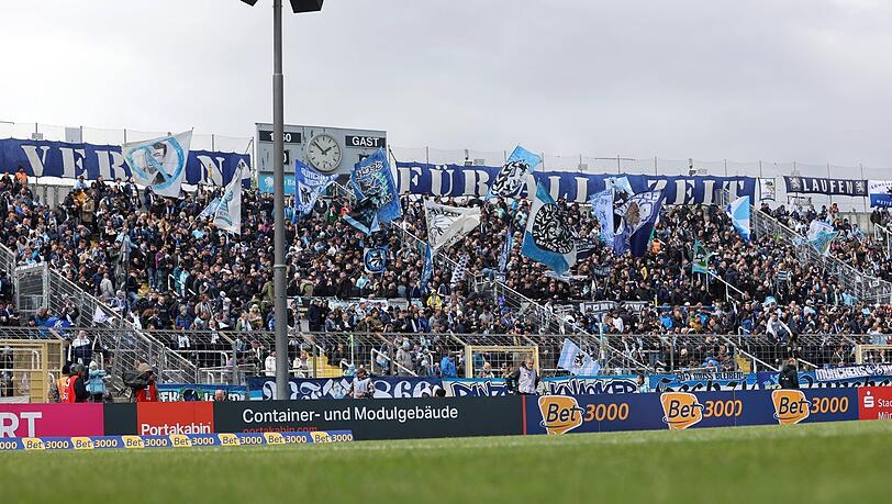 Die Löwen-Fans in der Westkurve des Grünwalder Stadions: 1860-Boss Robert Reisinger bezieht in der AZ Stellung zur Stadion-Zukunft. Die Löwen-Fans in der Westkurve des Grünwalder Stadions: 1860-Boss Robert Reisinger bezieht in der AZ Stellung zur Stadion-Zukunft.