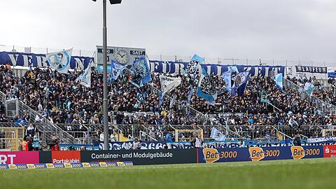 Die Löwen-Fans in der Westkurve des Grünwalder Stadions: 1860-Boss Robert Reisinger bezieht in der AZ Stellung zur Stadion-Zukunft.