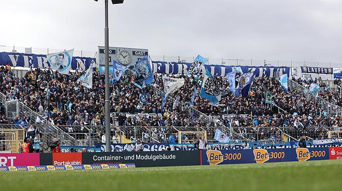 Die Löwen-Fans in der Westkurve des Grünwalder Stadions: 1860-Boss Robert Reisinger bezieht in der AZ Stellung zur Stadion-Zukunft.