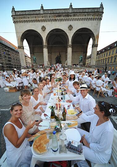Feiner Flashmob: Rund 500 weiß gekleidete Menschen haben sich am Donnerstagabend am Münchner Odeonsplatz spontan zu einem Abendessen unter freiem Himmel getroffen - Sehen Sie hier die besten Bilder...