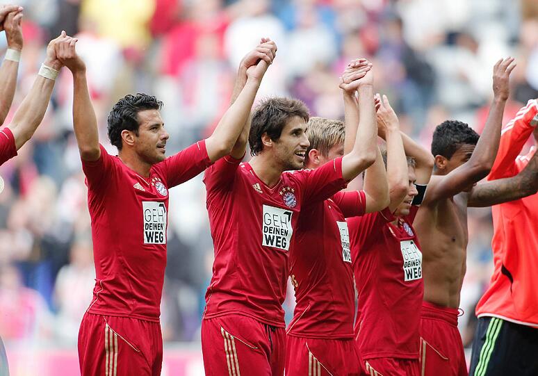 Feierte den 3:1-Sieg gegen Mainz mit Neuzugang Javier Martínez (l.): Claudio Pizarro.