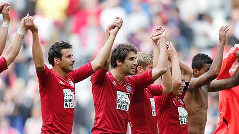 Feierte den 3:1-Sieg gegen Mainz mit Neuzugang Javier Martínez (l.): Claudio Pizarro.