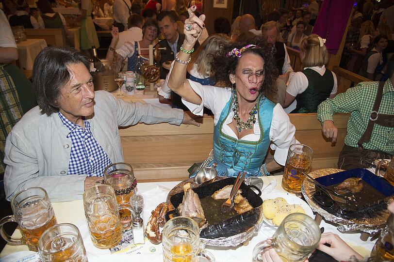 Karin Müller-Wohlfahrt feiert ausgelassen mit Ehemann Hans-Wilhelm Müller-Wohlfahrt im Schützenzelt.