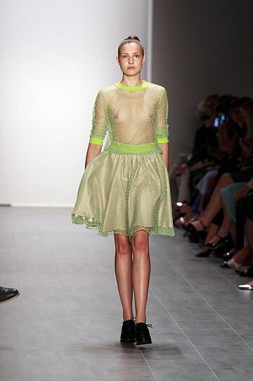 Die Mädchen dürfen auf dem Laufsteg nicht zimperlich sein: Bei der Fashion Week gibt's fast keine Show ohne (fast) nackte Brüste. Die Busenblitzer der sexy Models...