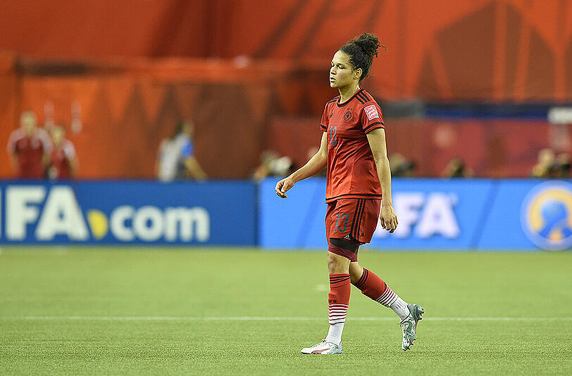 Die Einsamkeit des Schützen nach dem Elfmeter: Celia Sasic.