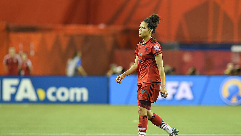 Die Einsamkeit des Schützen nach dem Elfmeter: Celia Sasic. Die Einsamkeit des Schützen nach dem Elfmeter: Celia Sasic.
