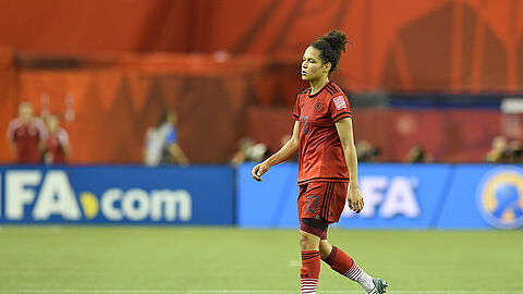 Die Einsamkeit des Schützen nach dem Elfmeter: Celia Sasic.
