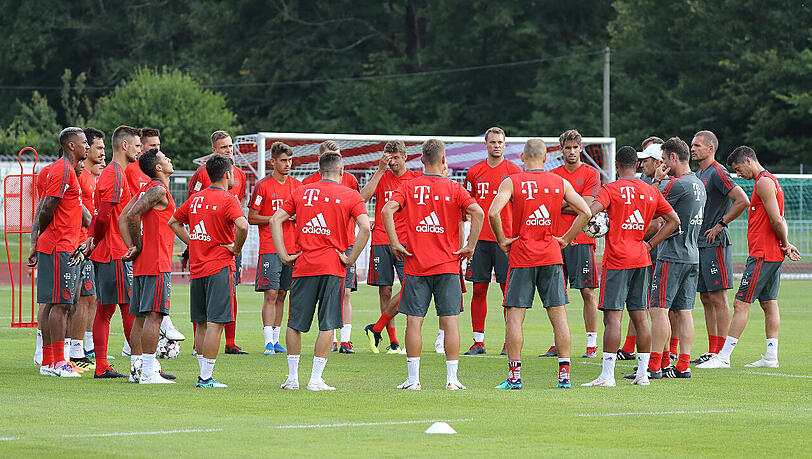 Niko Kovac im Kreise seiner Spieler - im Trainingslager des FC Bayern am Tegernsee 2018. Niko Kovac im Kreise seiner Spieler - im Trainingslager des FC Bayern am Tegernsee 2018.