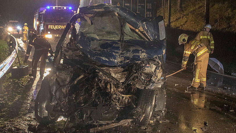 In einer Rechtskurve verlor der 21-Jährige die Kontrolle über seinen Wagen und krachte in den Sattelzug.