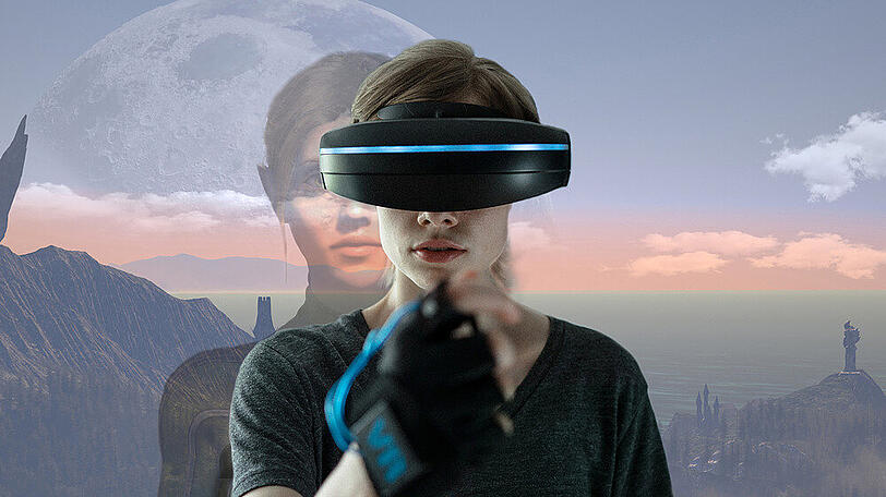 "Play": Jennifer Reitwein (Emma Bading) schaut sich die virtuelle Waffe in ihrer Hand an